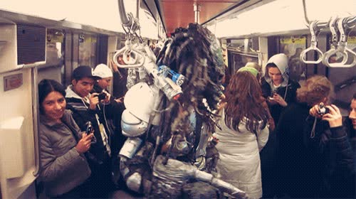 prederator,metro,tren,lleno,personas