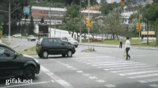 coger,coche,chicos,fuertes,paso de cebra,estorbar