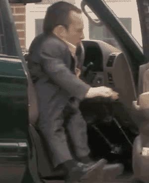 bajar,hostia,coche,hombre,peque&ntilde;o,caer,ricky gervais,life is too short,Warwick Davis