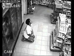 chica flipando,caer lata,posesión,chico