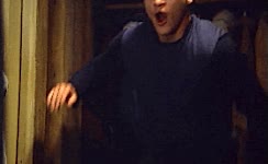 pillar,joaquin phoenix,señales,susto,miedo,mano,correr,expresion