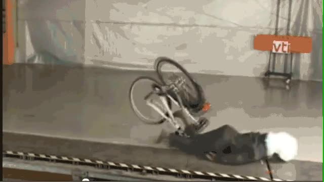 ciclista,bici airbag,caida tonta incluida xD,casco