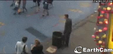 chico,malote,tirar,papelera,correr,gente,calle