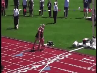 Atleta ayuda a cruzar la línea de meta a su rival lesionada respect,atletismo,Meghan Vogel,Arden McMath,compañerismo