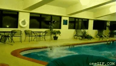 forma,incorrecta,tirarse,señora,piscina