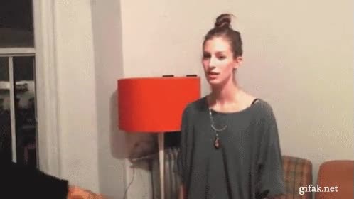 imbéciles,puñetazo,mujer,chica,modelo,asustar,fail,caer,sofá