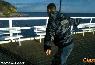 Ese día aprendí que usar la mochila para cazar palomas no es una buena idea paloma,volar,mochila,bolsa,fail,agua,caer,hombre