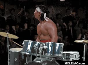 gritando,cantando,banda,bateria,vocalista