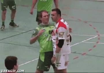 tirar,picar,pique,provocación,jugador,beso,empujon,espaldas