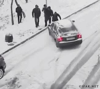 chuck norris,nieve,coche,resbalar,deslizar,frenar,parar,a tiempo