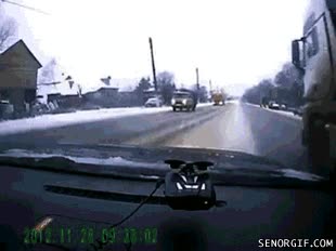 helada,derrape,coche,hombre loco,autopista,camion,choque,maniobra