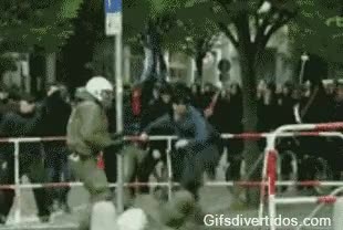 antidisturbios,manifestacion,polic&iacute;a,persecuci&oacute;n,patada