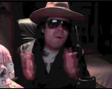 gafas de sol,sombrero,inutil,mongolo,aplausos,preguntan,preguntas estupidas,palmadas,expresión