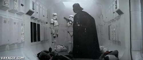 tumbados,nadie despierto,Fiesta,Darth Vader,todos borrachos,dormidos