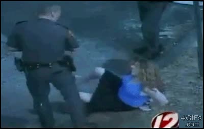 patadon en la cabeza,ko,abuso,policia,patada,knockout