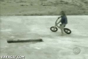 peque&ntilde;o agujero,ca&iacute;da,ni&ntilde;o,bicicleta,fail