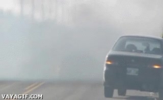 al hoyo,bomberos,por listo,colarse,agujero,coche,accidente,humo