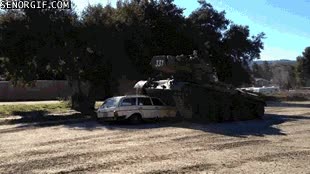 pisar,marcha atras,tanque,aplastar,coche,destrozar