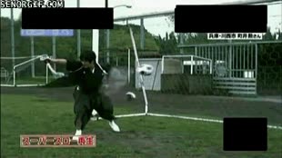Lo malo de tener un portero que juega demasiado al Fruit Ninja cortar en dos,espada,katana,partir,chino,japones,portero,futbol