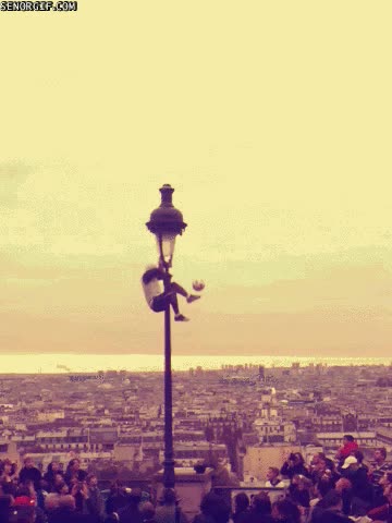trepar,escalar,futbol,balon,toques,gente,farola,espectadores,increible,en el aire
