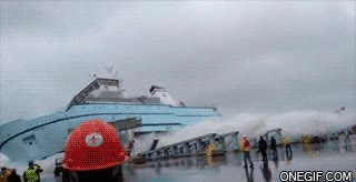 Y así es como se meten los barcos recién construidos en el mar barco,mar,bautizo,amerizar,inauguracion,epic win