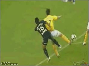 despejar,huevos rotos,zasca,patada,pelotas,futbol,cascanueces