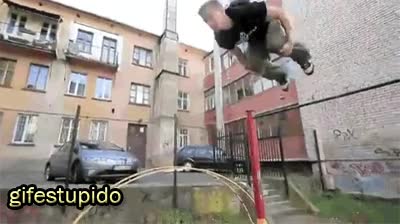gimnasta no pero casi,barra fija,mortal,voltereta,dolor,estupido
