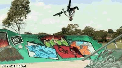 ¿Dices que eres bueno con la BMX? Pues mira esto y empeiza a llorar bikebicicleta,pirueta,skatepark,rampa,tailwhip,backflip,bmx,truco