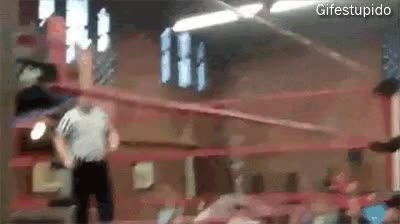 Querer hacer una entrada triunfal en el ring y acabar haciéndola en el tanatorio golpe,dolor,lucha libre,cuello,me duele solo de verlo,ring,cabeza,backflip