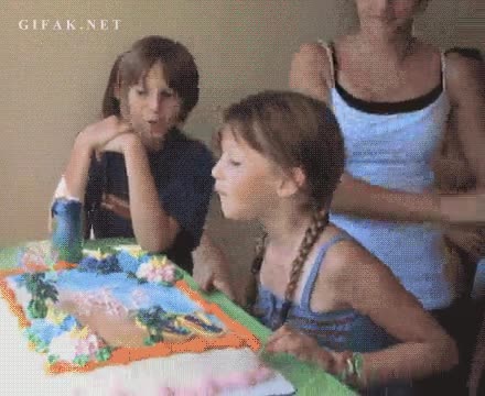 troll,cumple,velas,tarta,comer,zas en toda la boca,soplar