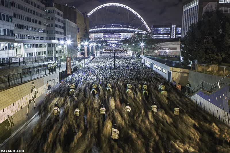 oh mierda,multitud,entrando,gente,wembley,desalojar,80000 personas,cola