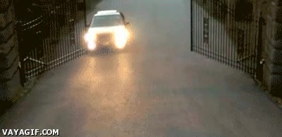 coche,puerta,romper,verja,destrozar,accidente