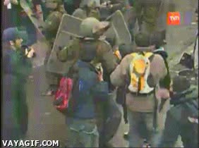 Algunos manifestantes no tiran piedrecitas precisamente... policia,piedra,marchas,lanza rocas,manifestaciones en chile,antidisturbios