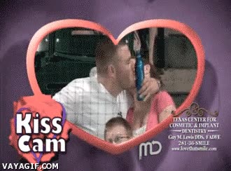 El auténtico amor de un hombre se demuestra en estos momentos kiss cam,besar,troll,trollear,camara,cerveza,amor,kisscam