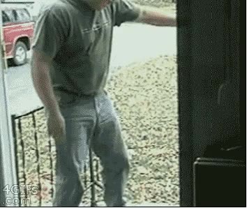 No sé si el hombre puede atravesar cristales o el perro es tonto... perro,brujeria,vidrio,dueño,animales
