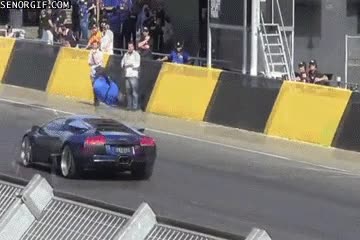 esquivar,saltar,deportivo,voltereta,coche,atropellar
