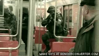 Policia,operaciones especiales,metro,colarse,soldados