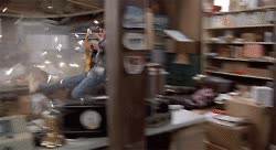 Cuando enciendo la televisión después de haberla apagado con el volumen al máximo mcfly,ruido,back to the future,volver al futuro,regreso al futuro,bocinas,sonido,altavoz