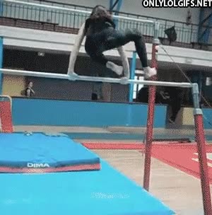 Un brazo aquí, la pierna por aquí, un giro... me he liado... gimnasta,ejecución,barras asimetricas,error