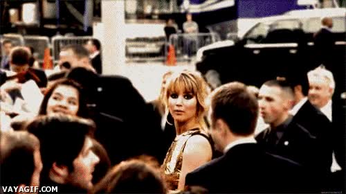 expresion,buscando en la multitud,perdido,confusion total,MAMÁ,jennifer lawrence