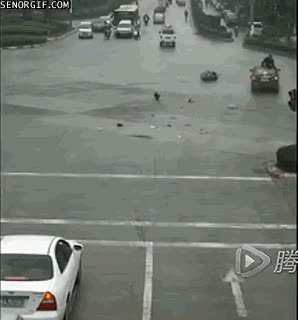 salvarse,quedarse encima,moto,coche,accidente,suerte