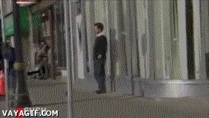 viejo,hombre mayor,caida,hombre invisible,wtf,tropezar,tropiezo