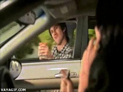 ¿Quién necesita estar atento y usar las dos manos cuando conduce? hablar por el movil,conducir,courtney cox,cougar town,mujer,volante,pintalabios