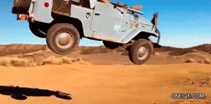 Saltemos por las dunas con nuestro Jeep, tiene pinta de ser muy seguro Estampado,Salto,Jeep,Playa,Fail,Accidente
