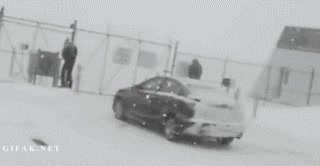 Creo que mear cerca de una valla eléctrica, no es buena idea… cerca,eléctrica,mear,corriente,nieve