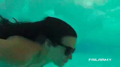 chocar,golpe,nadar,gafas de bucear,bucear,fail,gafas de sol,piscina