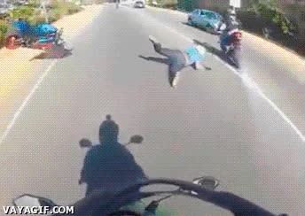 Caballito,Moto,Fail,Accidente,Caída,Por los pelos