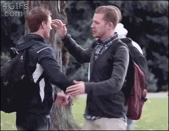 Hacerse un lio,Abrazo,Chocar,Compañero,Saludo,Amigo,Liarse,Saludar