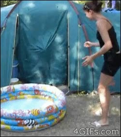 madre,troll,tienda de campa&ntilde;a,piscina inflable,ni&ntilde;o,correr