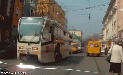 tranvia,peaton,idiota,por no mirar,golpe,mira antes